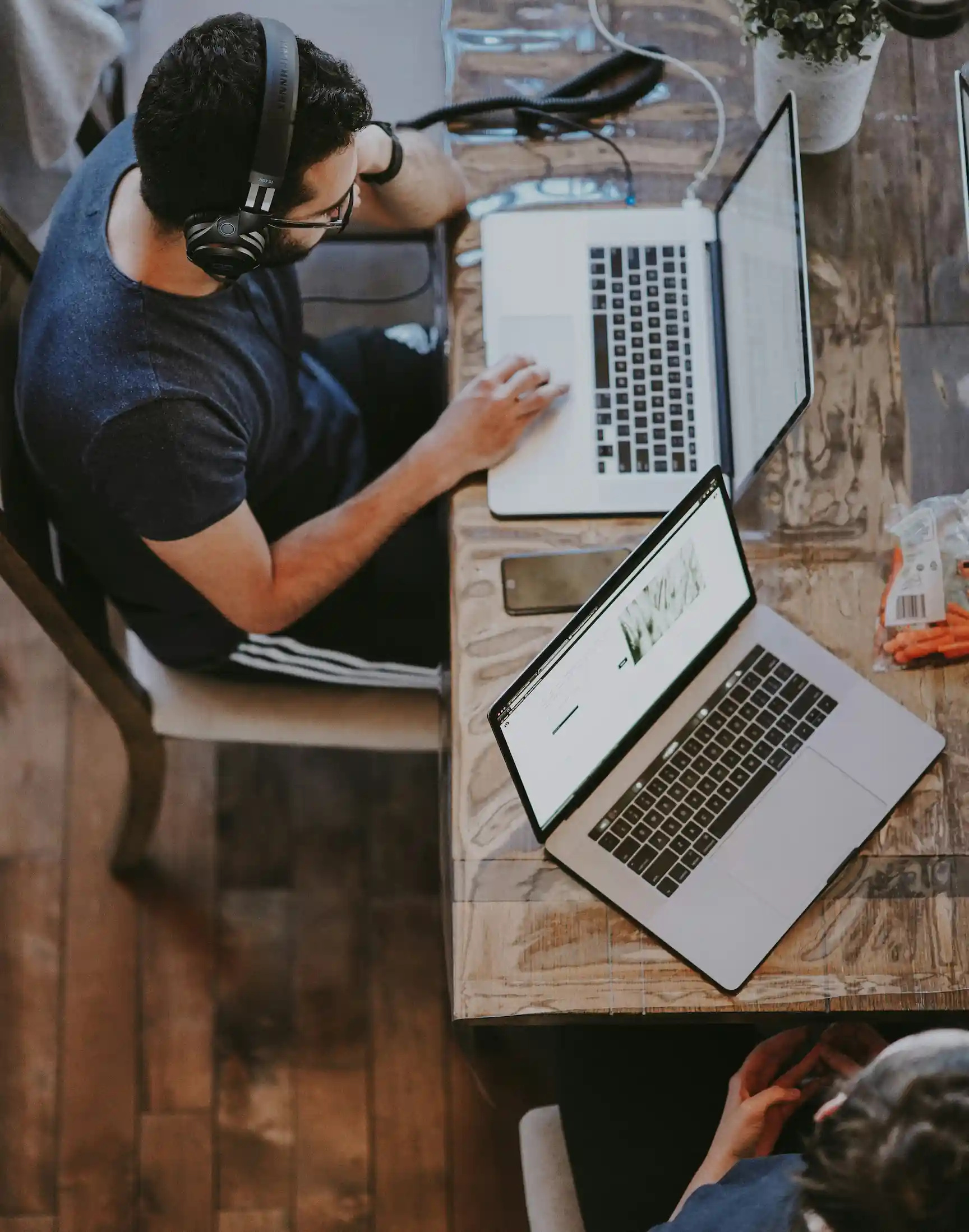 Eine Person arbeitet am Laptop am Webdesign