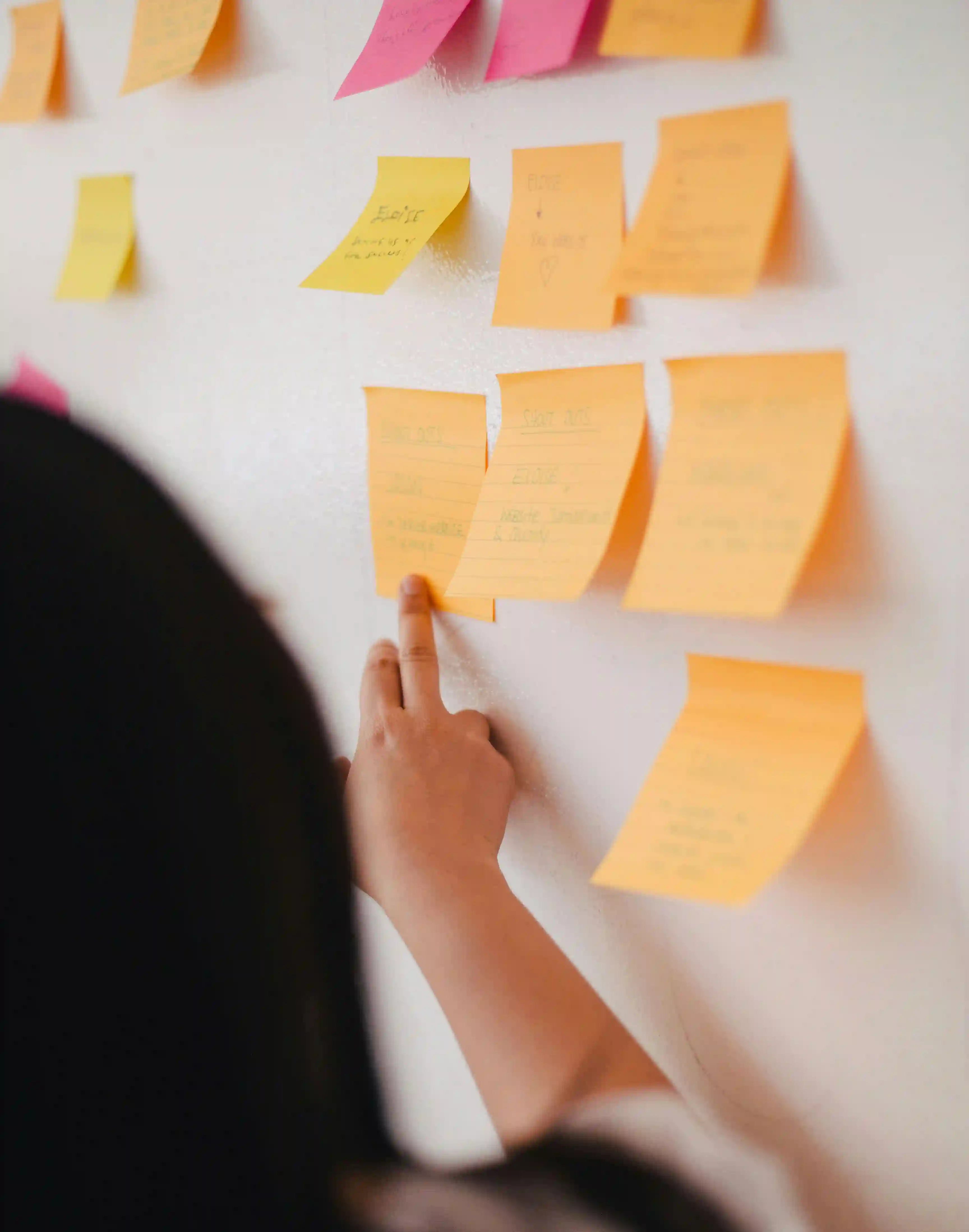 Postits an einem Whiteboard von Web Worx, um den Ablauf des Webdevelopments zu planen